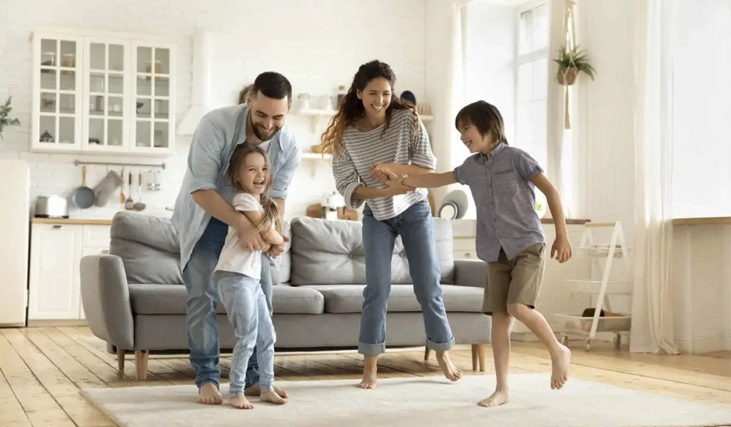 familia feliz padres e hijos, 5 Claves que te ayudarán a ser feliz todos los días