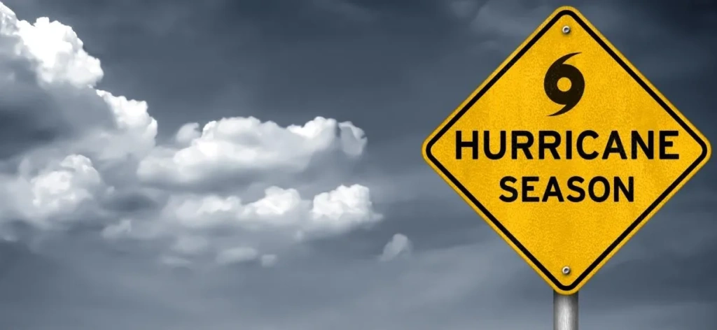 Señal amarilla de carretera con la frase temporada de huracanes