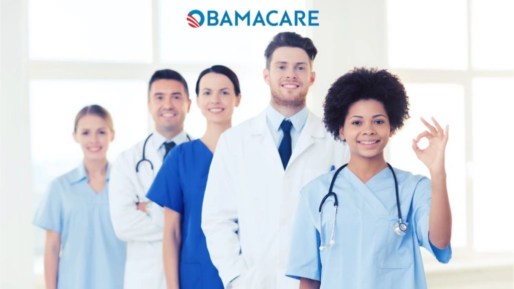 Doctores con uniforme en fila sonrientes con logo de Obamacare