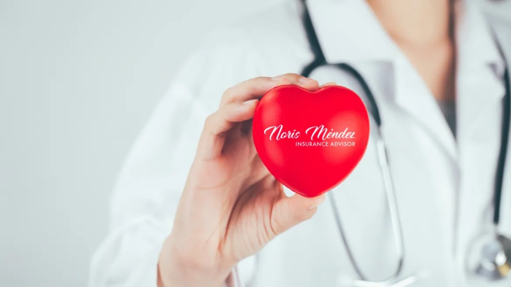 Doctora con bata blanca sosteniendo corazón en su mano Obamacare