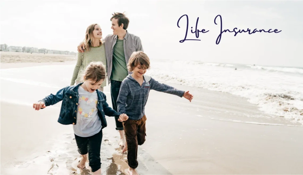 Familia sonriente paseando por la playa, resaltando la importancia del seguro de vida.