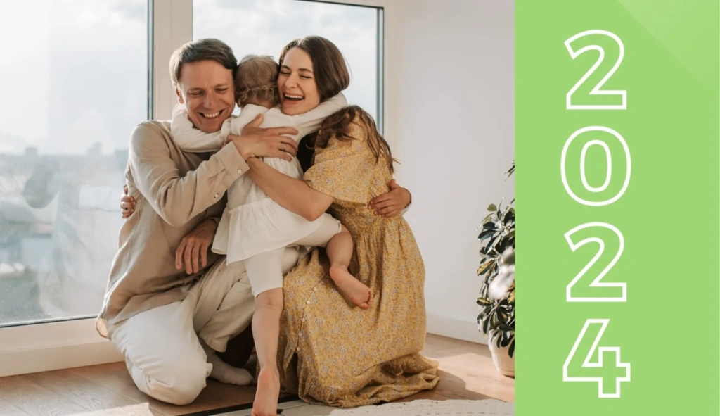 Pareja abrazando a su hijo felices