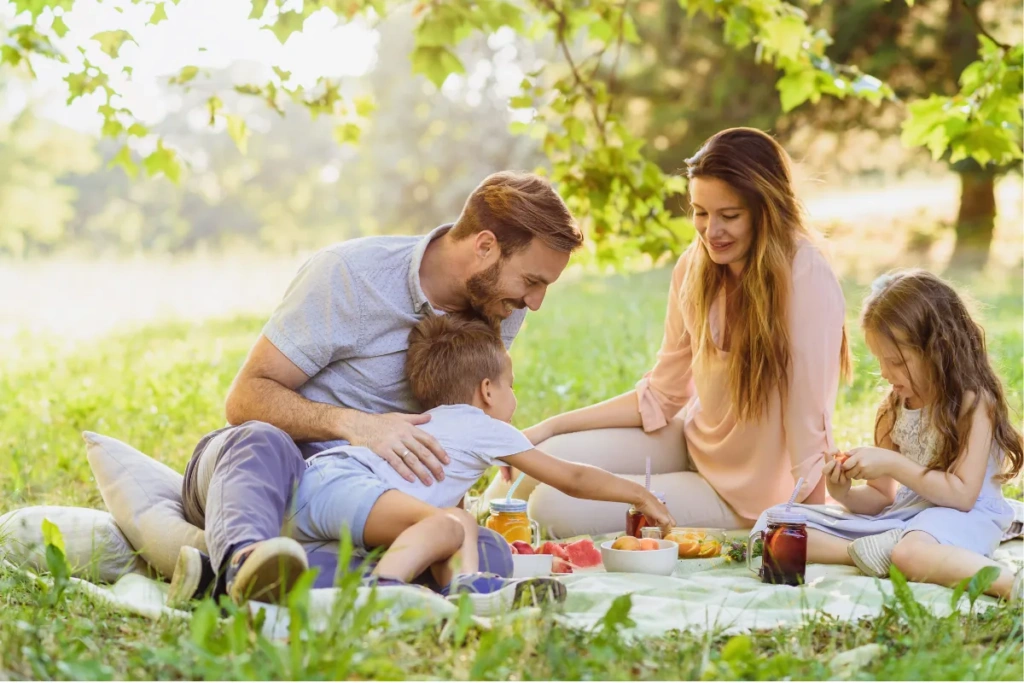 Familia tomando un pícnic